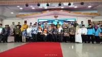 Bupati Ogan Ilir, Panca Wijaya Akbar, saat memberikan ucapan selamat kepada dewan hakim MTQ XXX tahun 2024 tingkat Kabupaten Ogan Ilir di Gedung Caram Seguguk KPT Tanjung Senai Indralaya, Kamis (29/2)/Dok-Junaidi